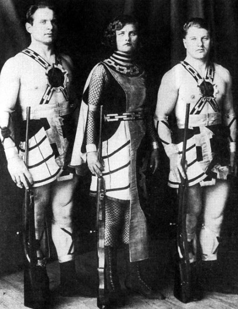 советский цирковой артист Михаил Сергеевич Запашный, его супруга Лидия Карловна Запашная (в девичестве Томпсон) — дочь циркового клоуна Карла Томпсона, гастролировавшего в России в конце XIX века под псевдонимом Мильтон и цирковой артист Георгием Мельченко