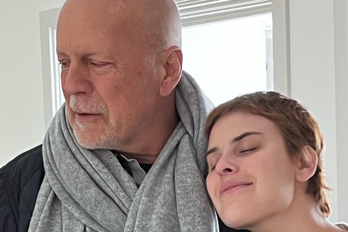     «У папы агрессивное слабоумие, я играю ему музыку»: дочь Брюса Уиллиса рассказала о его состоянии