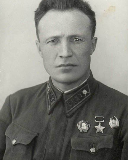 По сигналу атаки первым выскочил с пистолетом в руке. Героический комбат, Герой Советского Союза, Михаил Бочкарев