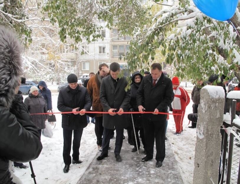 Чиновники торжественно открывают новый тротуар в Ленинском районе Самары после многочисленных обращений избирателей (источник иллюстрации – фото с сайта сетевого издания «TLTgorod»)