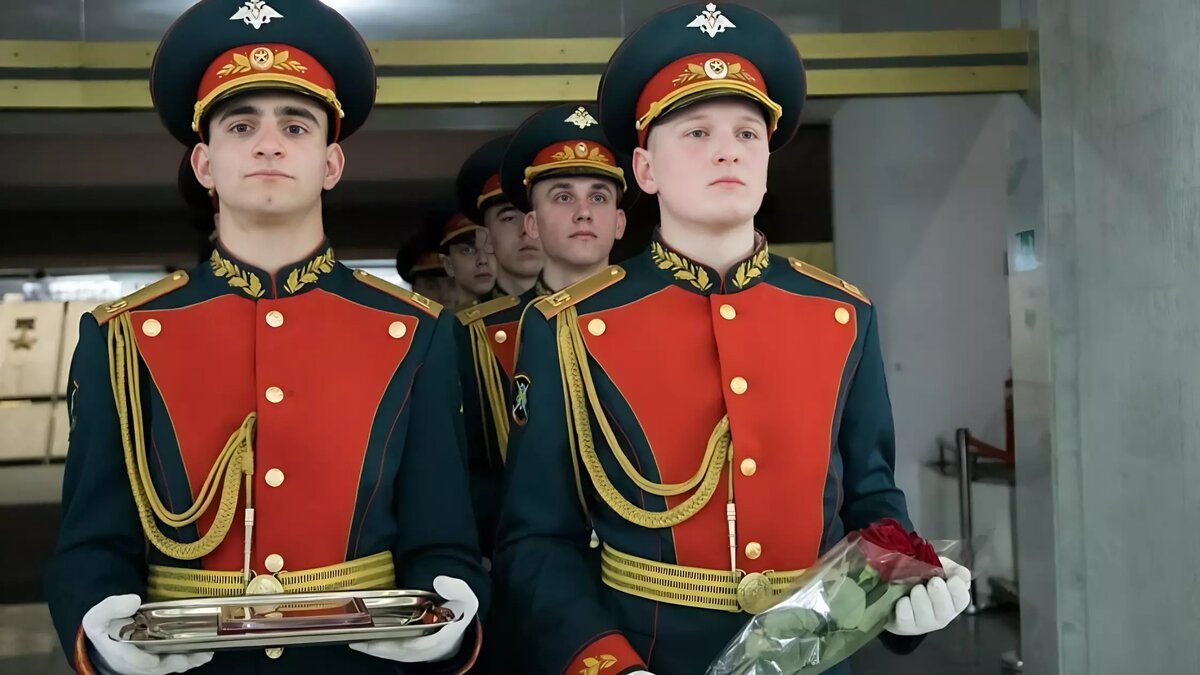     Родным 11 героев спецоперации передали ордена Мужества в Волгограде, сообщает музей «Сталинградская битва».