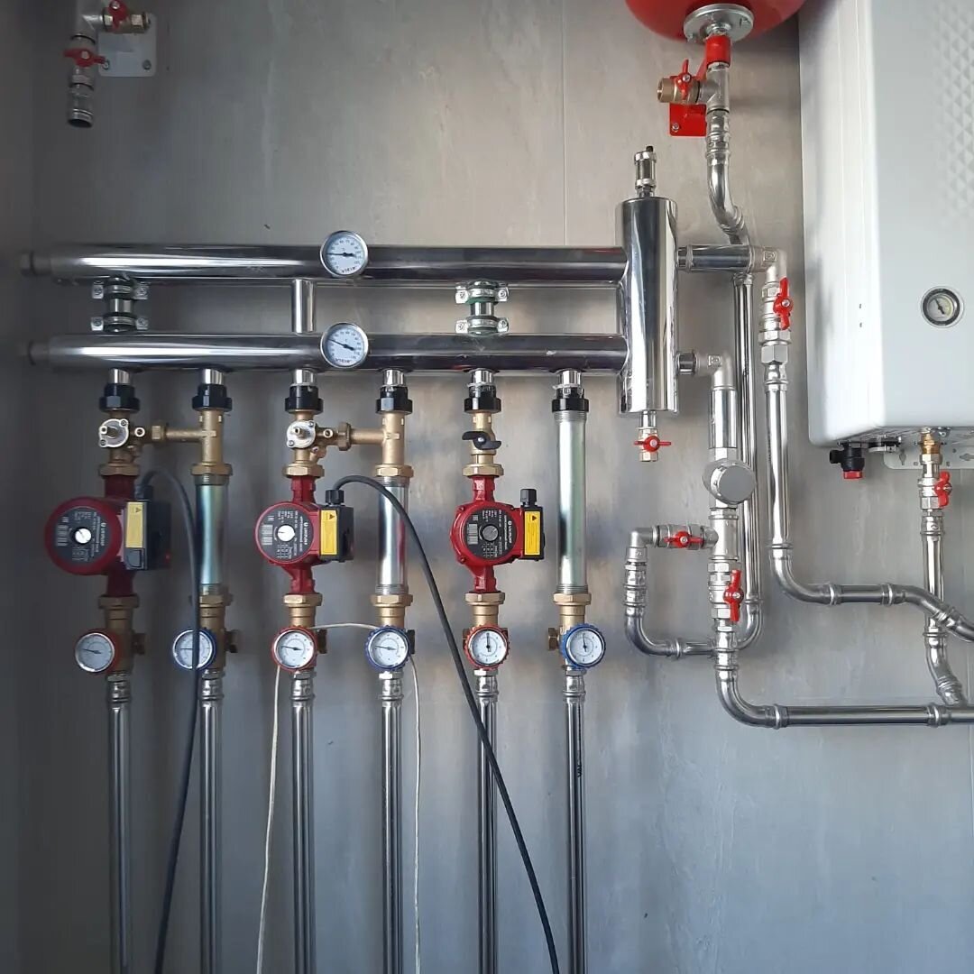 Гидравлические разделители и распределительные коллекторы являются необходимыми элементами вне зависимости от типа используемого топлива