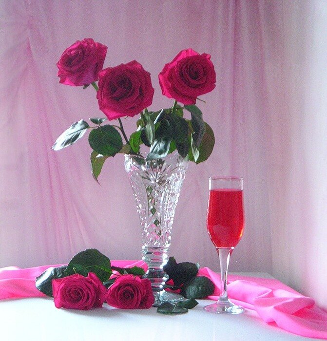 Розы букет вечер. Цветы в вазе на столе. Розы в вазе. Цветы в хрустальной вазе. Букет цветов в вазе.