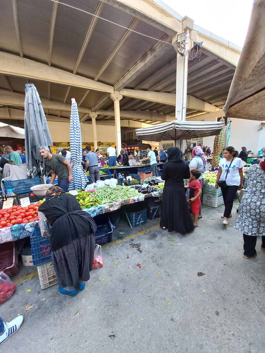 Вторничный рынок в центре Аланьи.