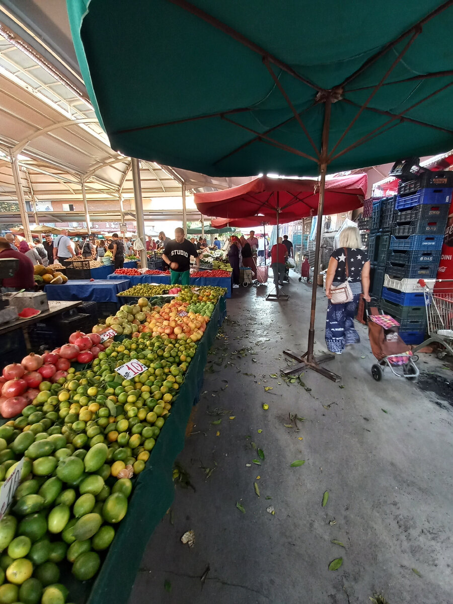 Вторничный рынок в центре Аланьи.