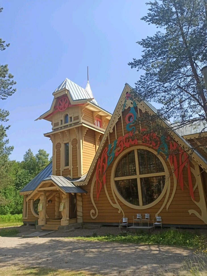 Сейчас здание выглядит по другому и вывеска абсолютно новая.  Прямо настоящий теремок!(фото взято из интернета)