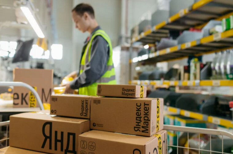    На 11-м километре Серовского тракта выстроилась очередь из автомобилей у склада «Яндекса»