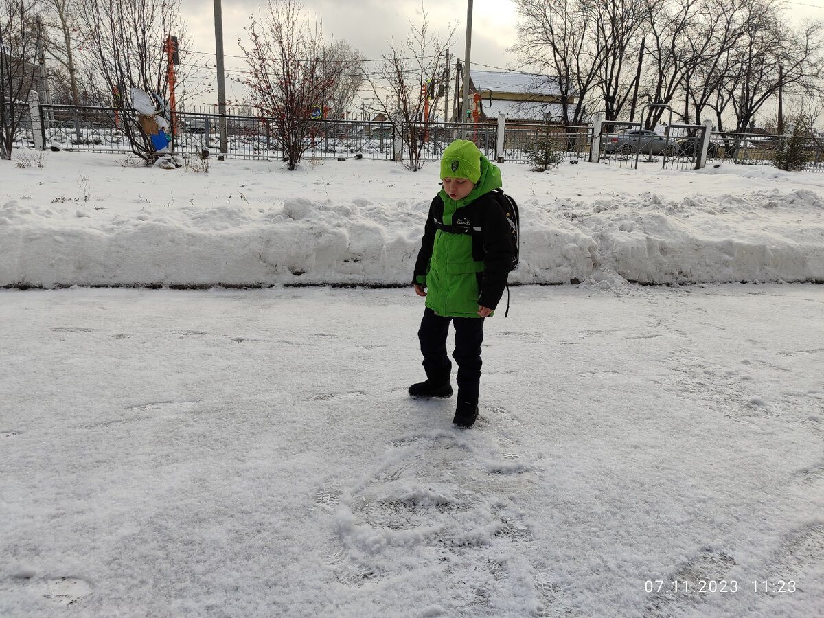 Паша что-то мне объясняет