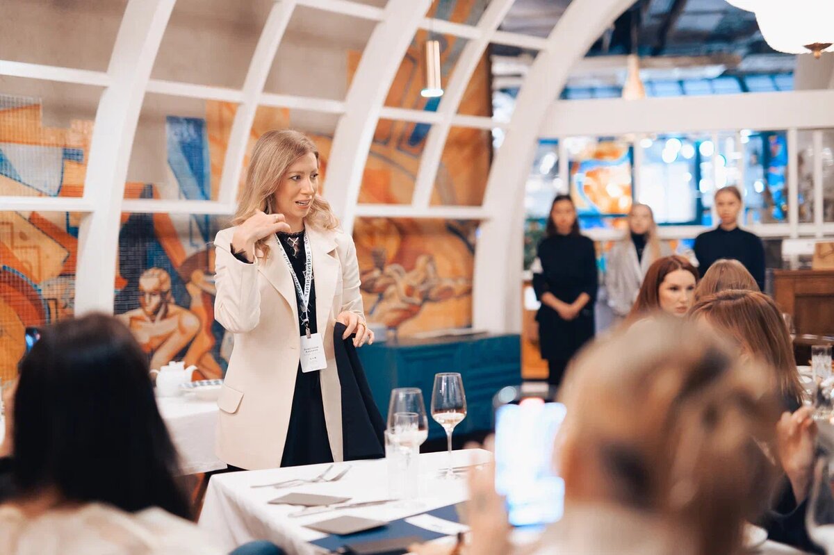 Анастасия Анохина показывает, как правильно пользоваться салфеткой