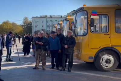    Абдулмуслим Абдулмуслимов вручил ключи от 49 новых школьных автобусов директорам учреждений ©Скриншот