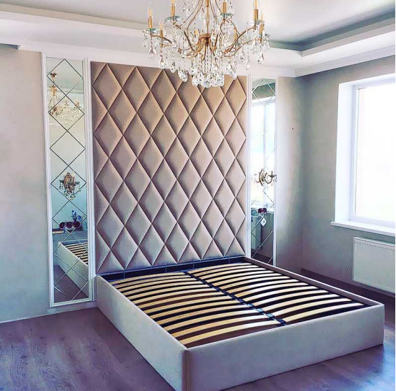 Здесь мягкая обшивка придает эстетичный вид и ощущение комфорта, что позволяет в полной мере расслабиться даже сидя на кровати.