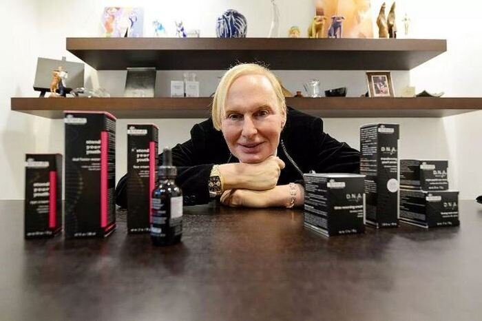 Тут уже похож на типичного утянутого накаченного чем-то упыря.