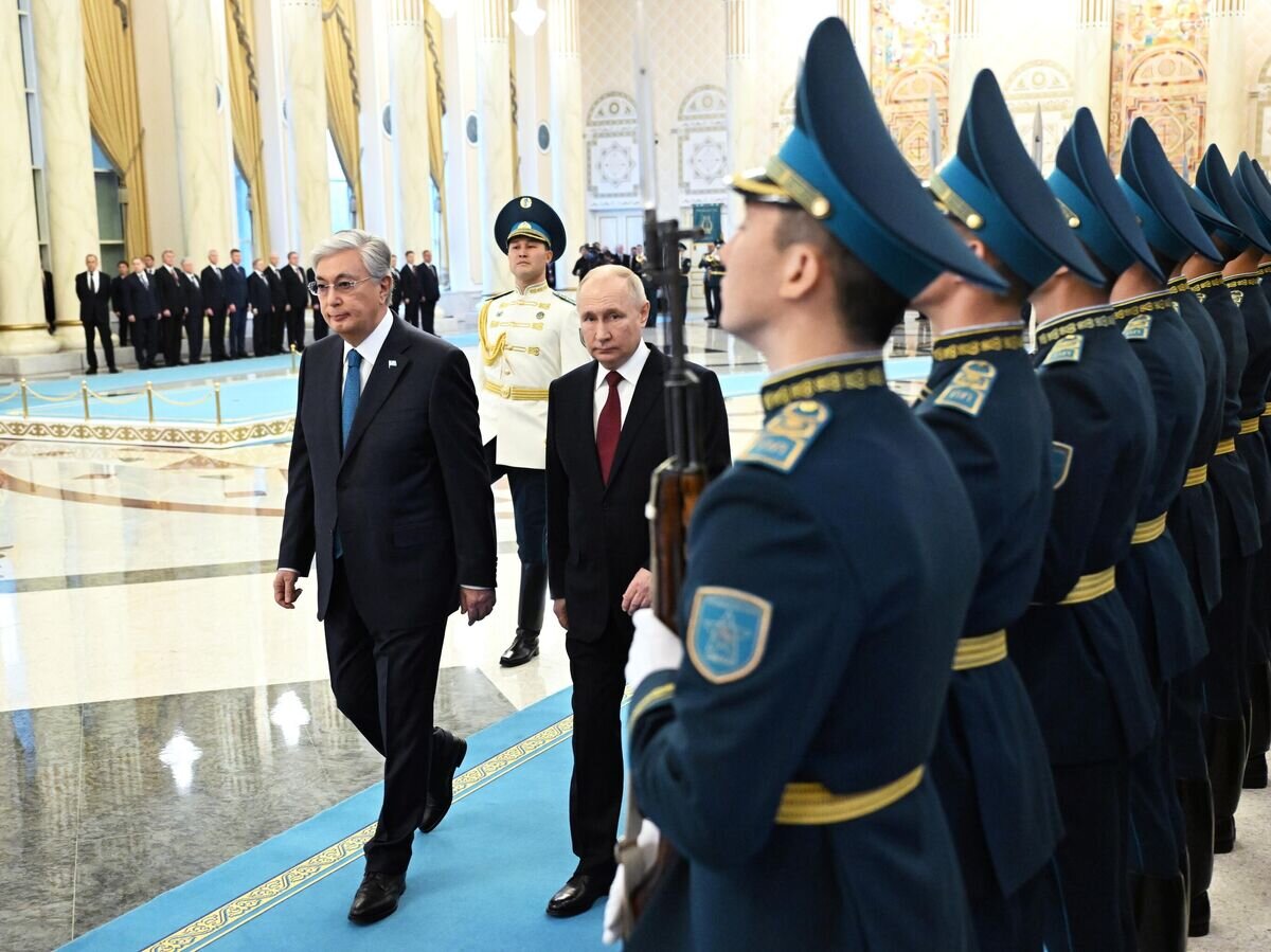    Президент РФ Владимир Путин и президент Республики Казахстан Касым-Жомарт Токаев во время встречи в резиденции президента Казахстана "Акорда" в Астане© РИА Новости / Павел Бедняков