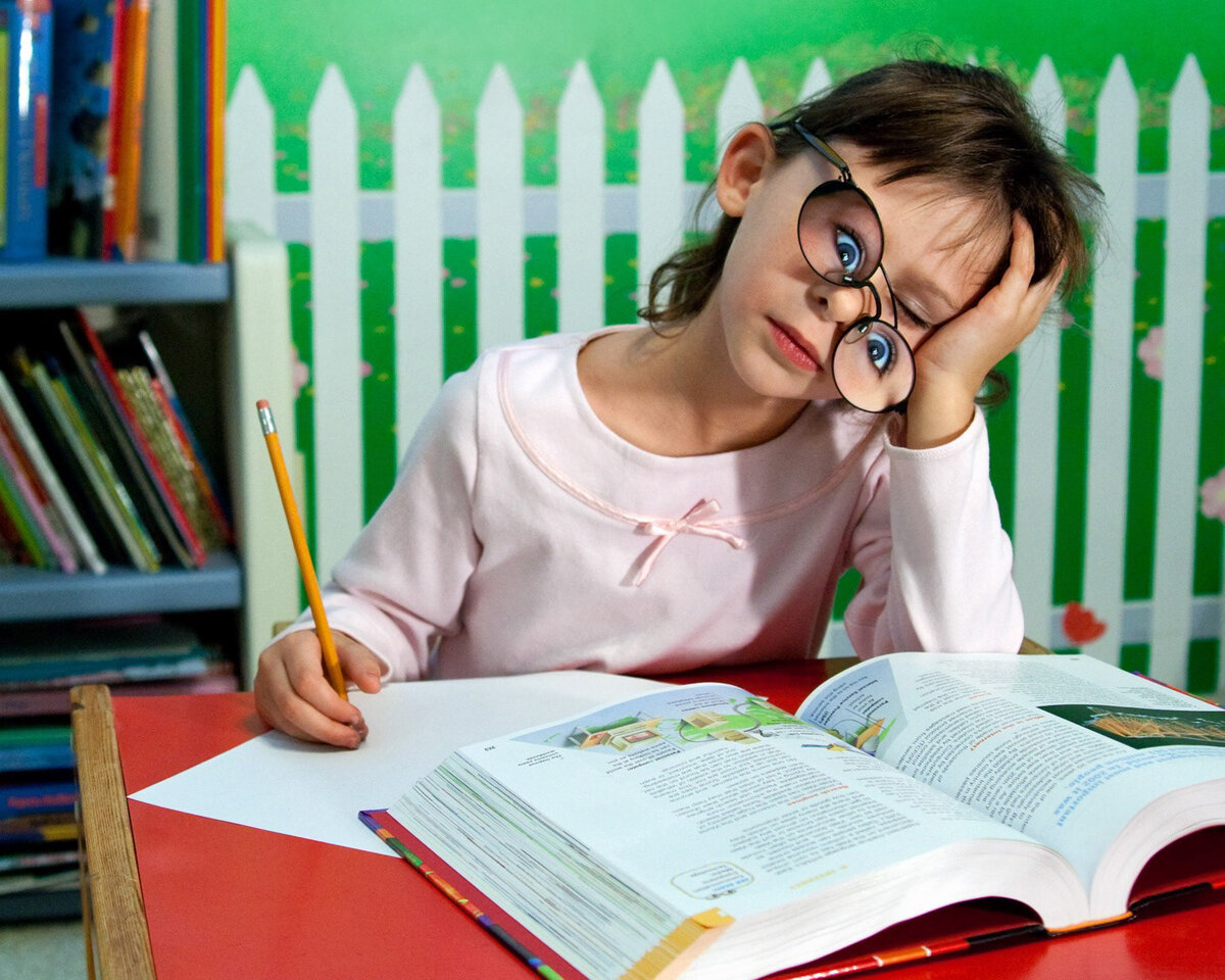 Учитель в школе. Не проверенное учителем задание. Школьники в классе. Учитель и ученик. Не проверенное учителем задание.