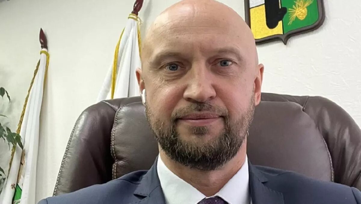     Мэр Стрежевого в Томской области Валерий Дениченко (на фото) решил внедрить новый формат демократии. В своем Telegram-канале он опубликовал опрос на тему — стоит ли ему оставаться или нужно уволиться. Градоначальник объяснил, что устал от критики и думает «на кой-оно мне, если все недовольны».