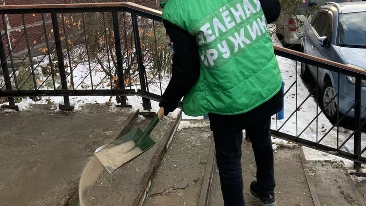 В Новосибирске волонтеры очистили от наледи дом, где упала женщина с  ребенком | Atas.info | Дзен