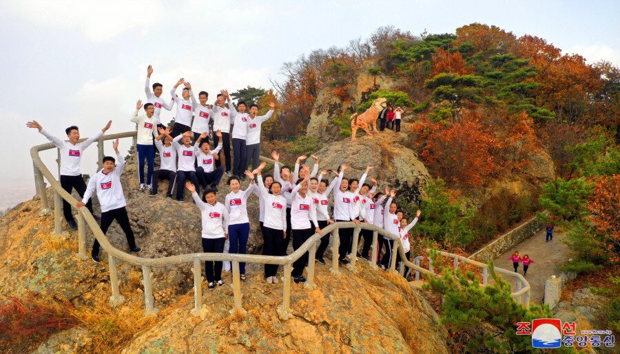 Группа не названных северокорейских подростков совершает восхождение на гору. 