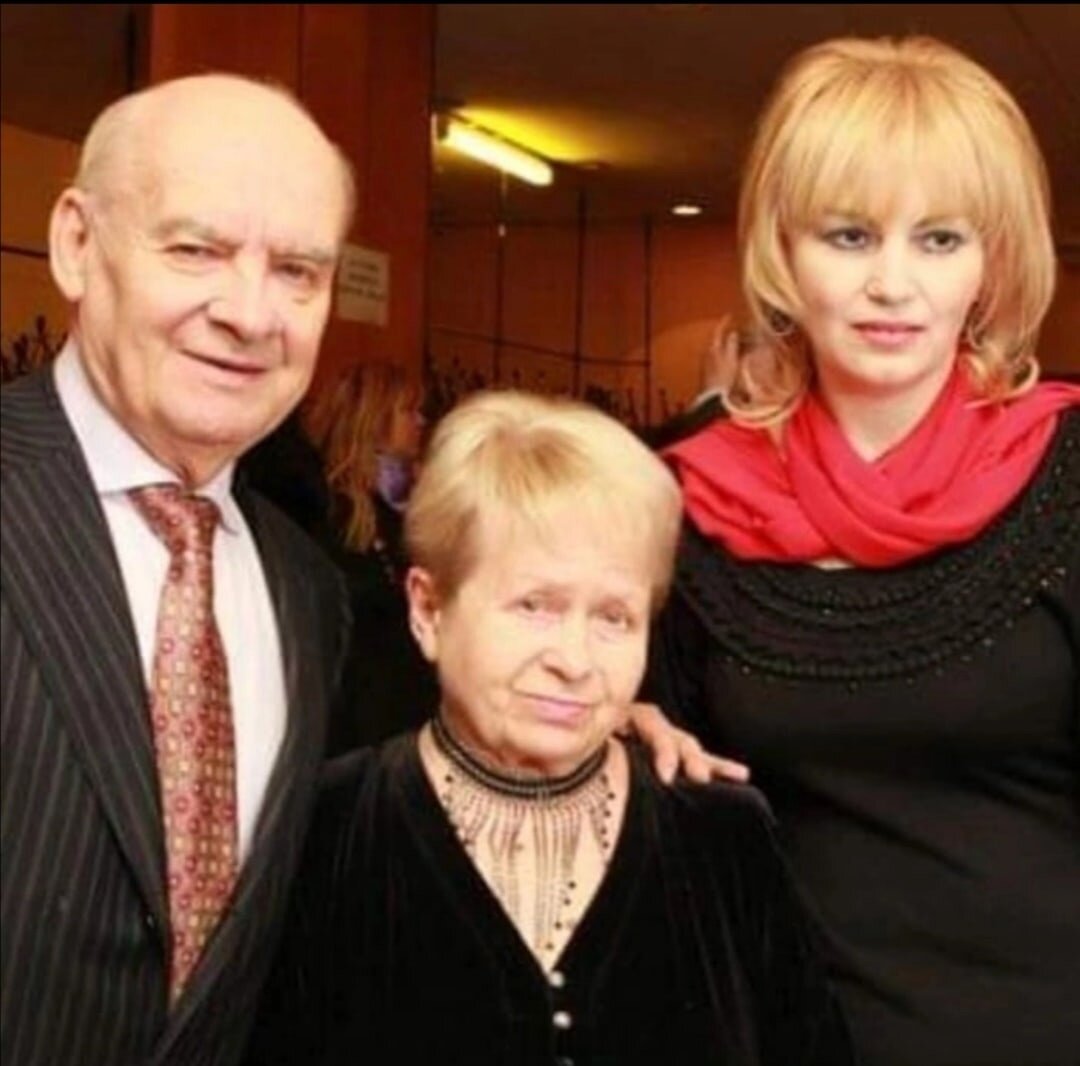 На фото Николай Добронравов, Александра Пахмутова, Елена Тарасова