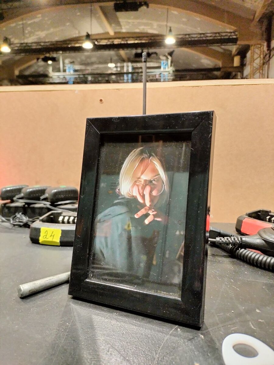 Прислал друг и коллега Арины: "Захожу в пультовую впервые с августа, а тут)" Ее фото стоит на главном рабочем месте ее любимого рабочего места и будто заряжает всех коллег на афигенные результаты. Это просто чтобы было понятно, что это был за человек.