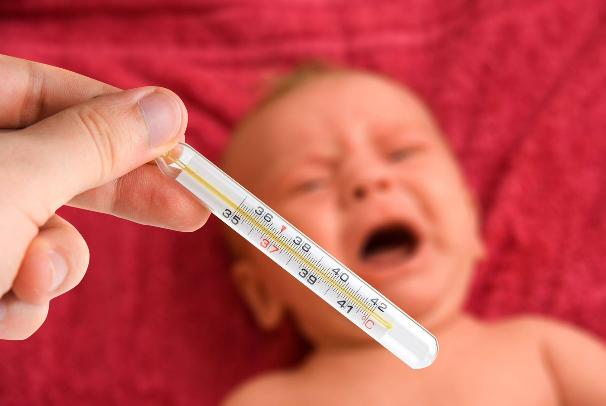 Температура у новорожденного: что делать и нужно ли её сбивать?