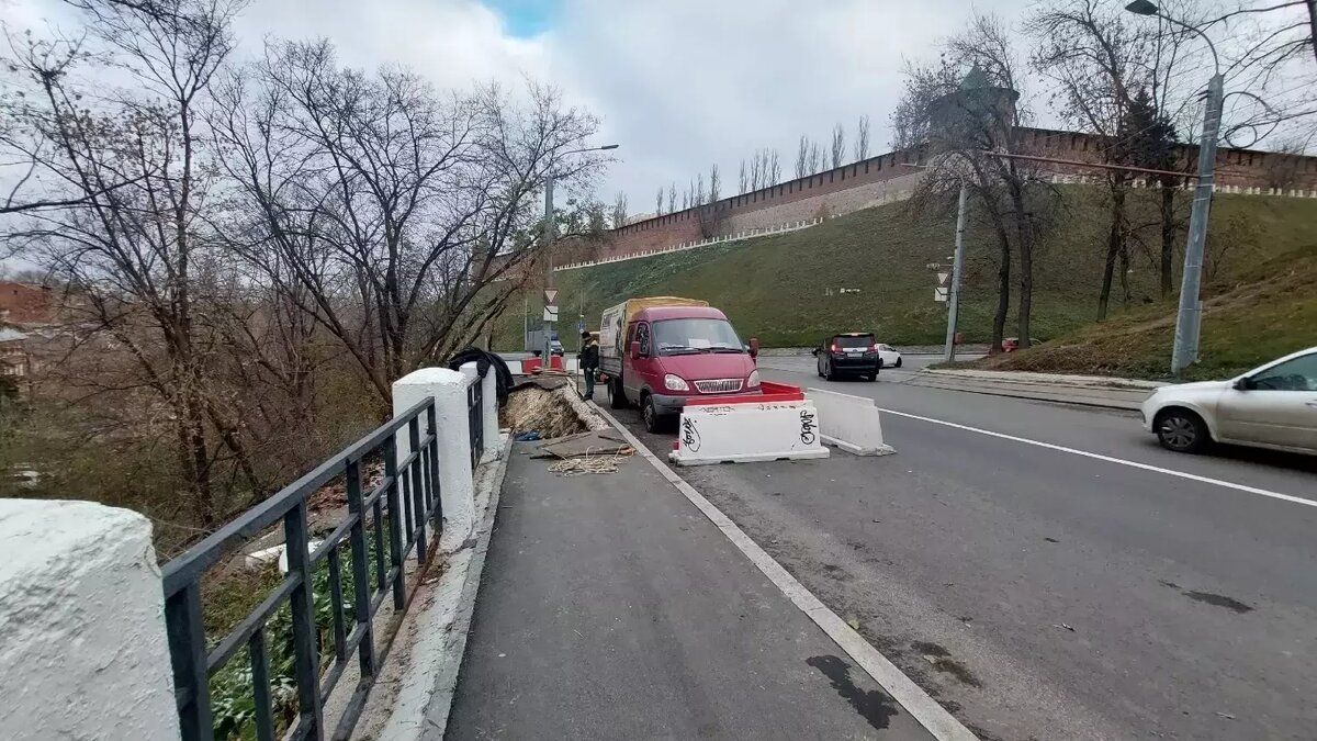     Рабочие отремонтируют тротуар вблизи Зеленского съезда в Нижнем Новгороде до конца ноября 2023 года. Об этом сообщает МКУ «Управление инженерной защиты».