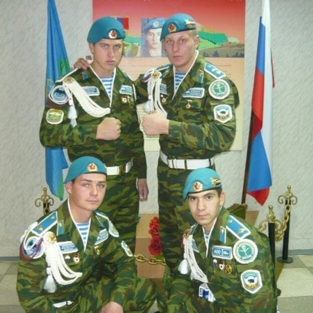    Сергей Павлович с сослуживцами по ВДВ. соцсети