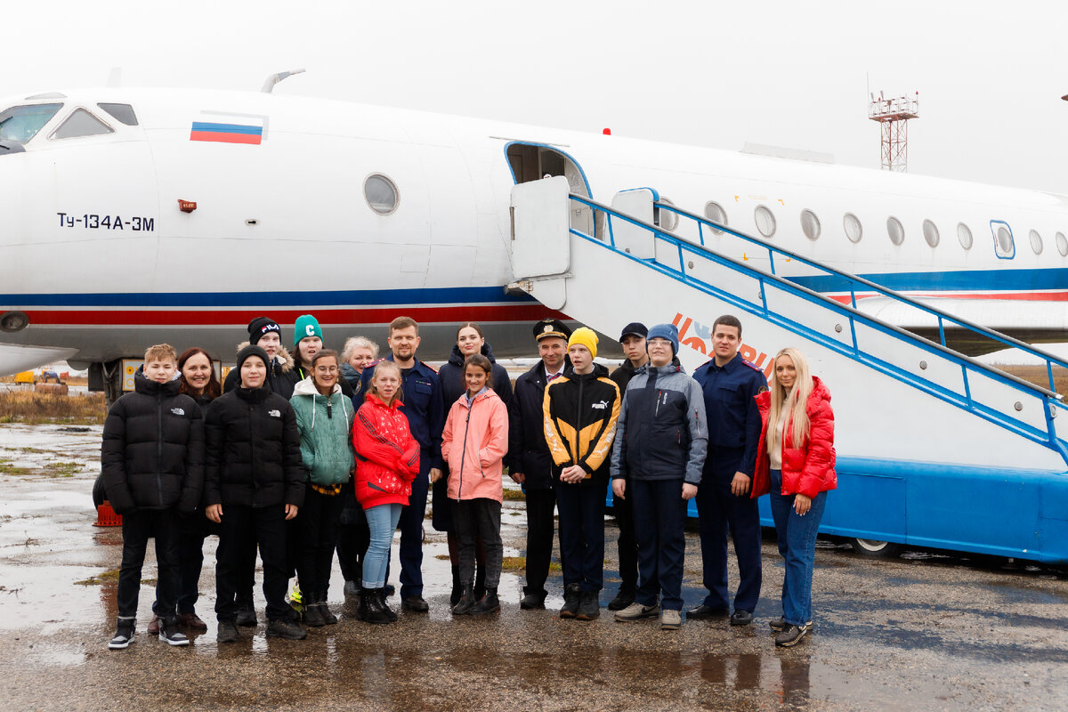 В Ижевске сотрудники СК на транспорте и авиаторы провели для школьников  экскурсию по аэропорту | Следственный комитет Российской Федерации | Дзен