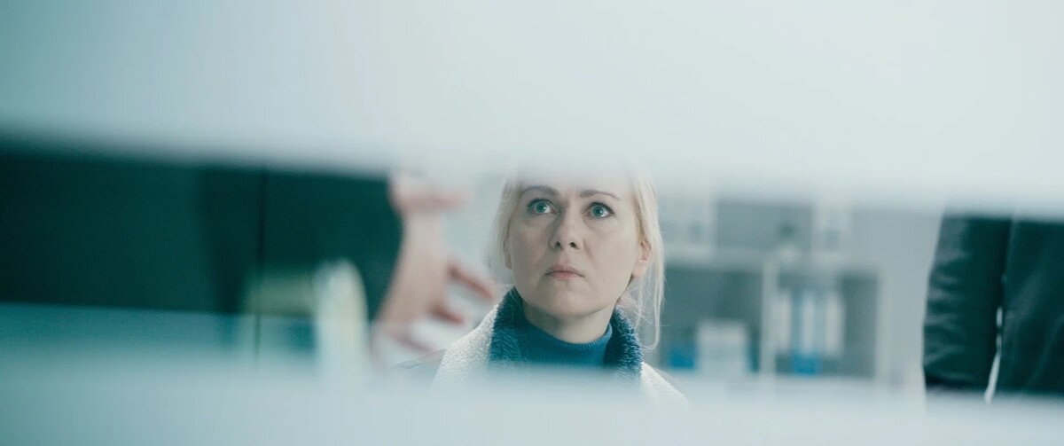Кадр из мини-сериала «Плакать нельзя», 2022. Источник: Кинопоиск.ру