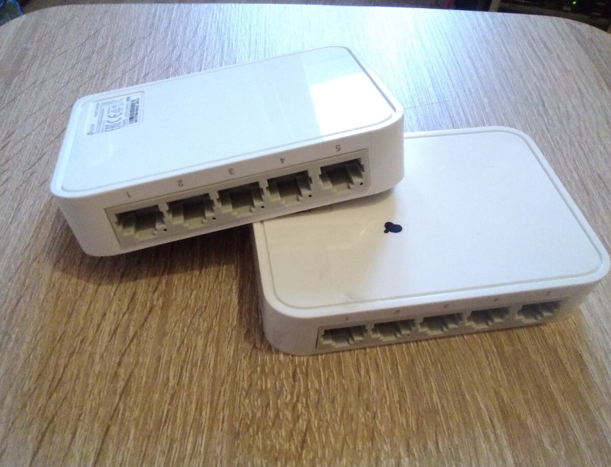 Коммутаторы TP-Link TL-SF1005D выведенные из эксплуатации.