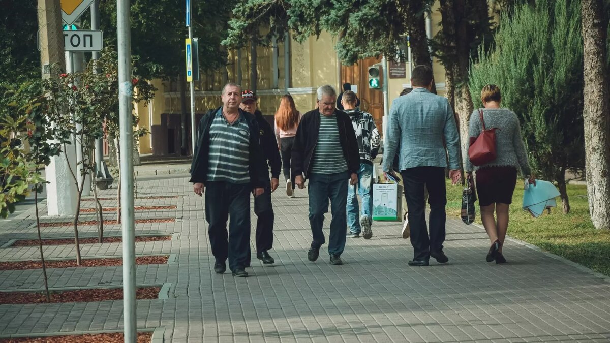     За последние пять лет доля зарплат в структуре ВВП снизилась на 9%, сообщили в ИНП РАН. Это может свидетельствовать о недоплате работникам почти 15 трлн рублей в год. Разбираемся, что происходит с зарплатами волгоградцев.