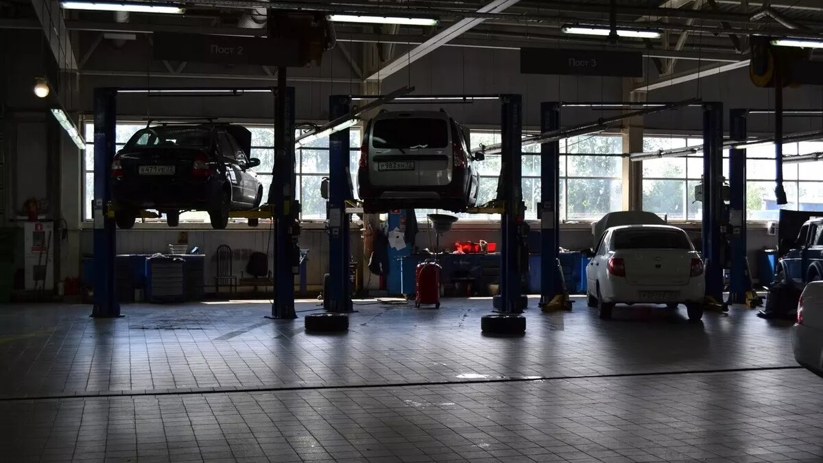     Сроки замены технических жидкостей в двигателе машины и прочих агрегатах порой вызывают у автомобилистов вопросы, особенно у новичков. «НовостиВолгограда.ру» рассказывают, о чём нужно помнить в случае замены масла.