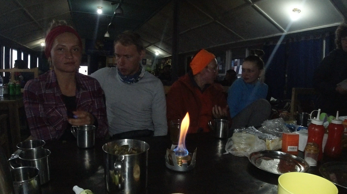 Спустились с горы. Устали очень сильно. Света не было, снял как мог. Главное, что видно мою спиртовку и то, как мы завариваем зелёный чай с жасмином и gmqv его, с невероятным наслаждением...