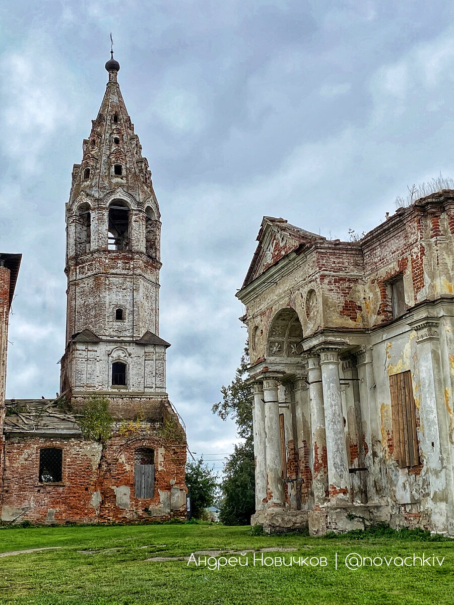 Колокольня Петропавловской церкви и Никитская церковь 