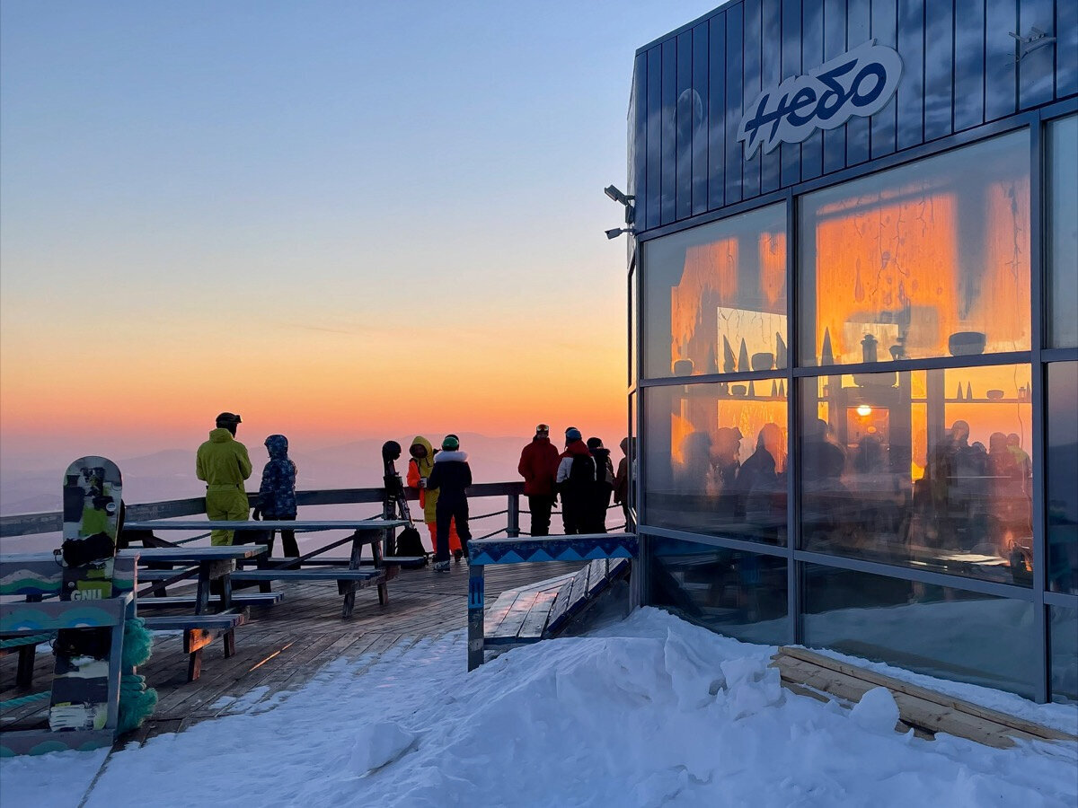 Имеет смысл купить химические грелки для рук, просторный снуд, который можно носить поверх шлема, непродуваемый плащ для защиты от ветра и снега и утепляющие чехлы-оверботы на горнолыжные ботинки. Фото автора