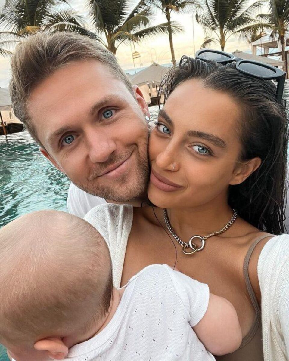    Влад Соколовский с женой и сыном