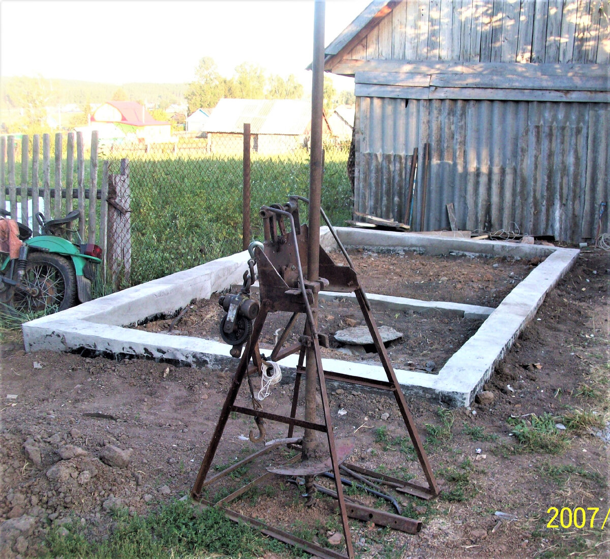 Работа закончена. Классический железобетонный столбчатый фундамент  с балкой-ростверком. Трудоемкость и материалоемкость такого фундамента меньше, чем заливать классический ленточный фундамент. Фото автора. 