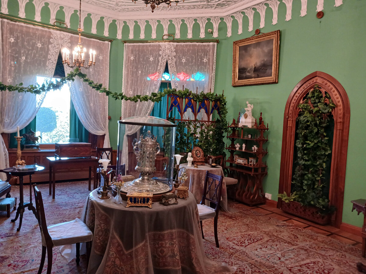 На столе стоит Потсдамский кубок - подарок в память о феерии Белой розы, рыцарского турнира в честь императрицы Александры Федоровны