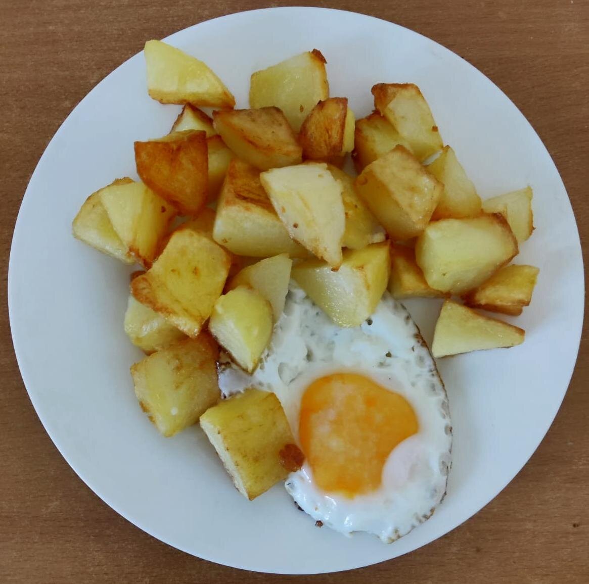 Жареная отварная картошка и одноглазая глазунья. Мой завтрак.