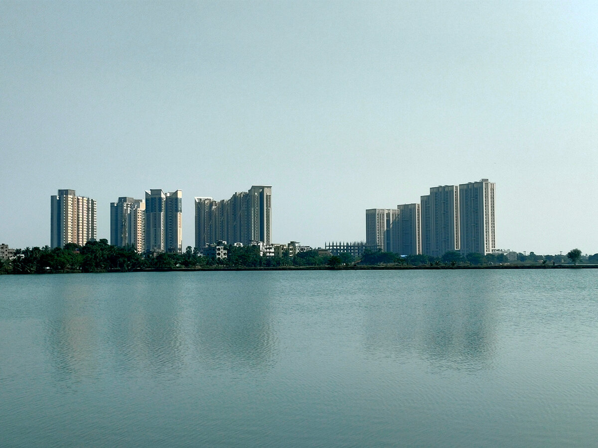 Новостройки у озер в районе Бидханнагар (Солт-лейк), г. Калькутта, 2022 