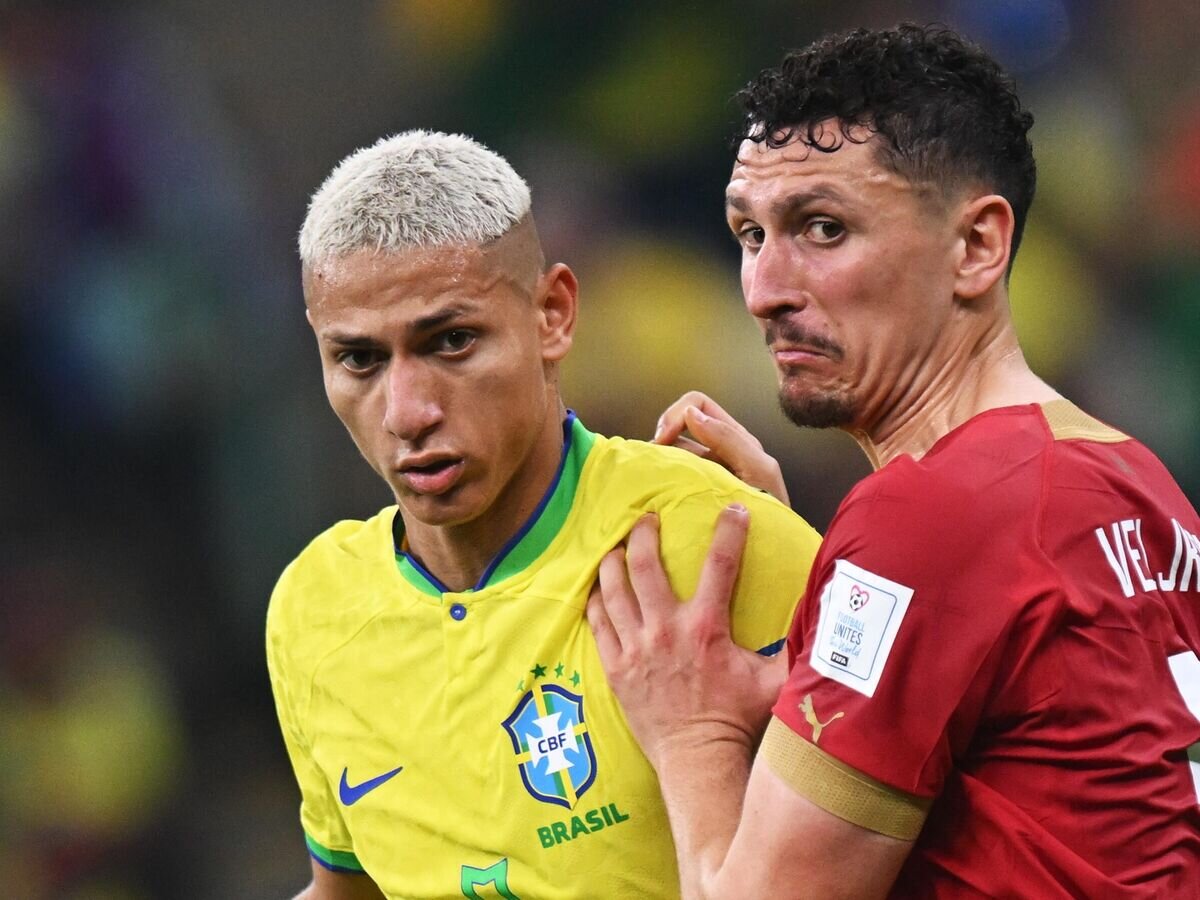    Игрок сборной Бразилии Ришарлисон (слева) и игрок сборной Сербии Милош Велькович в матче группового этапа чемпионата мира по футболу между сборными Бразилии и Сербии.© РИА Новости / Григорий Сысоев