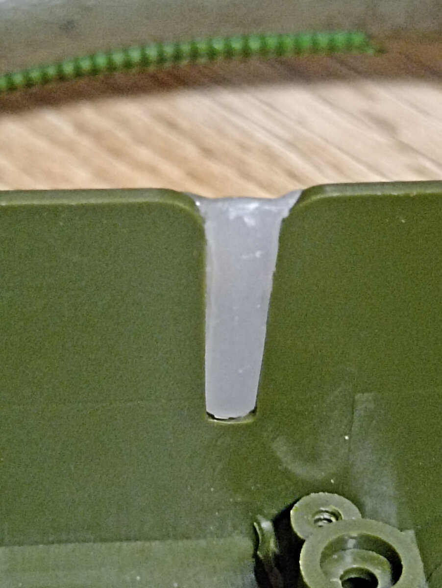 Для придания гладкой формы просто поджал металлической пластинкой