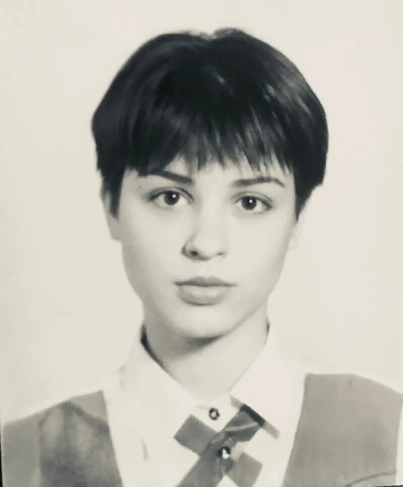 С самого детства мечтала стать актрисой, и желала во что бы то ни стало, блистать на сцене.