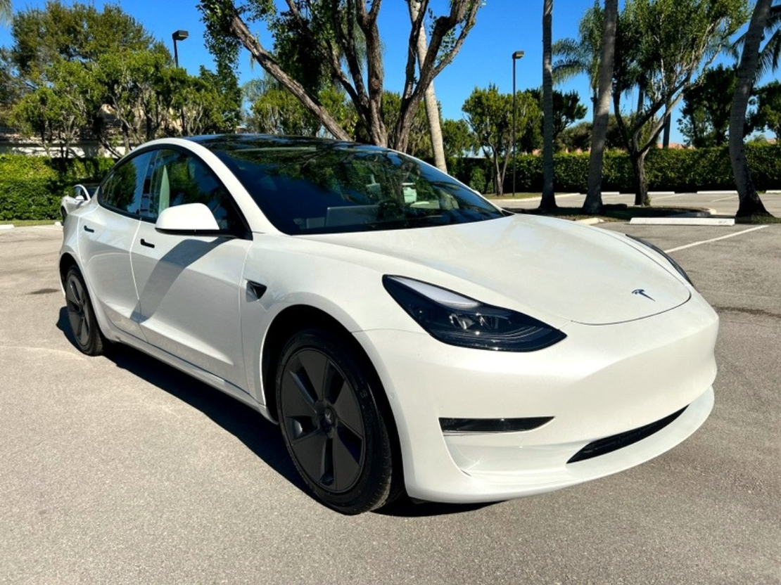 Электромобиль Tesla Model 3 2022г.