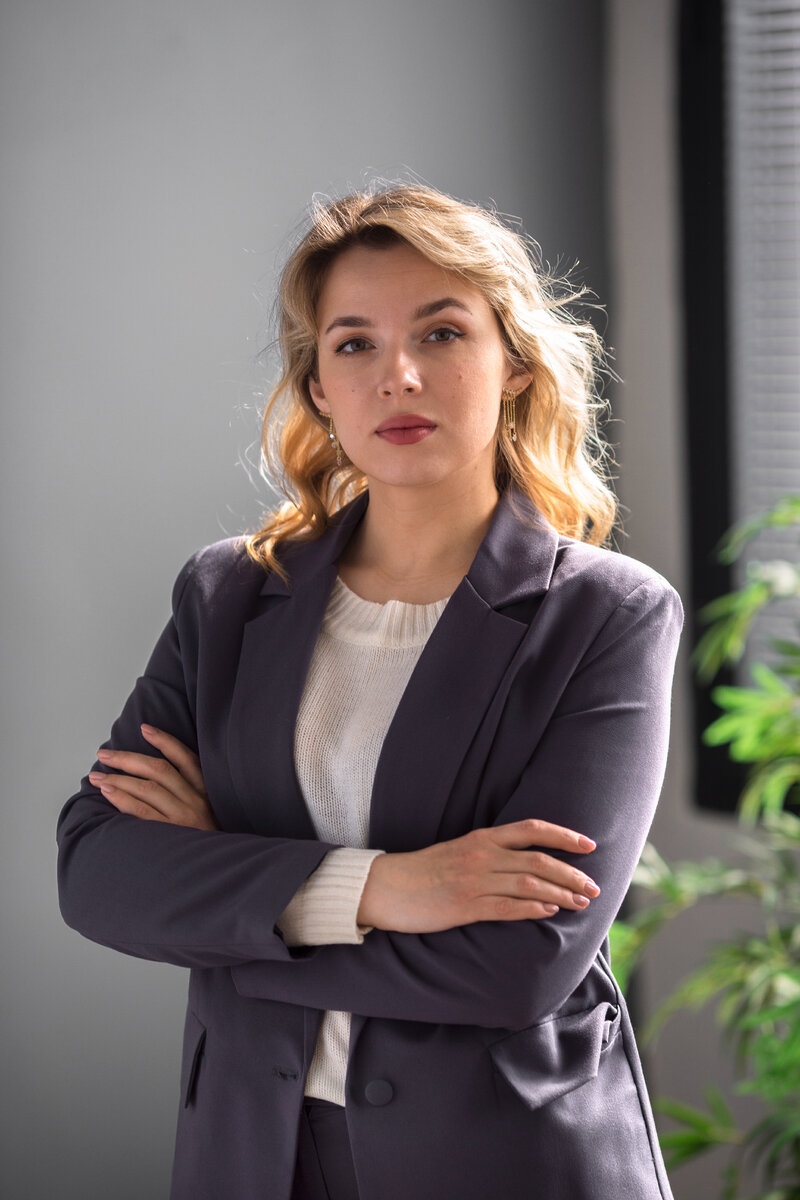 Изображение от <a href="https://ru.freepik.com/free-photo/medium-shot-woman-posing-indoors_34304477.htm#query=%D0%B4%D0%B5%D0%BB%D0%BE%D0%B2%D0%B0%D1%8F%20%D0%B6%D0%B5%D0%BD%D1%89%D0%B8%D0%BD%D0%B0&position=32&from_view=search&track=ais">Freepik</a>