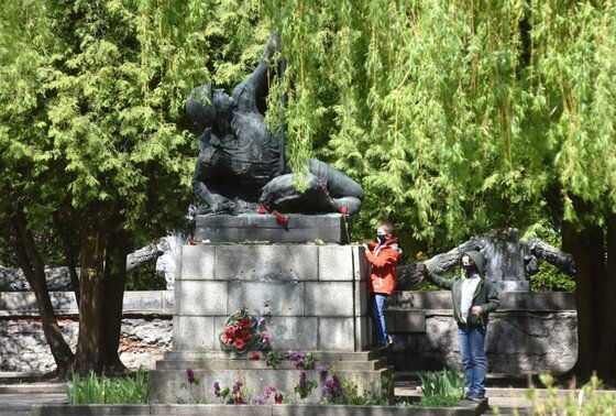    Мальчики возлагают цветы к скульптуре «Воин со знаменем» на Холме Славы во Львове