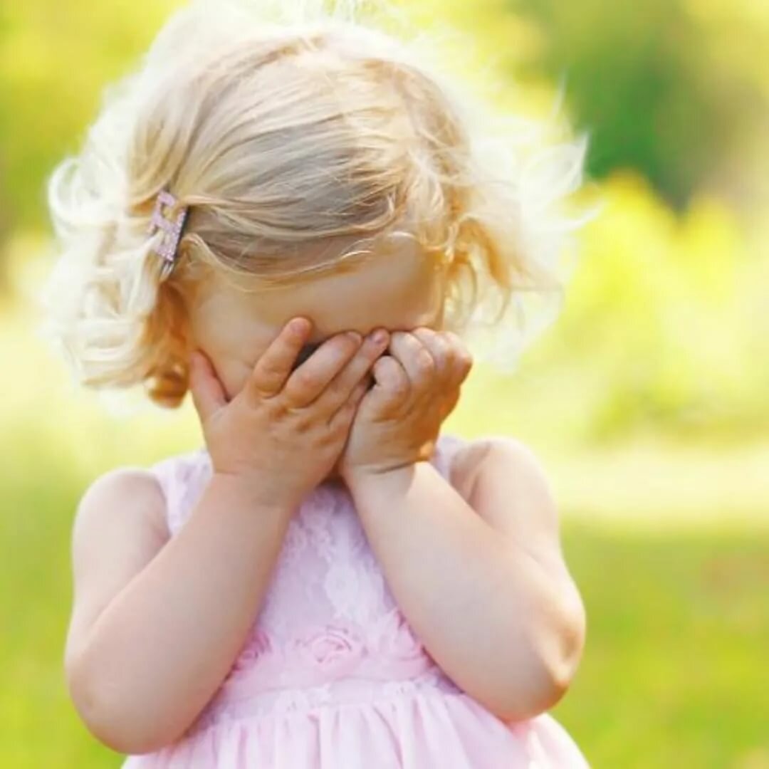 Ребенок стесняется. Робкий ребенок. Ребенок стесняется. Робкий ребенок. Ребенок стесняется.