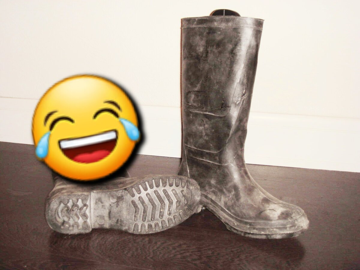 Это было в начале 80-х годов... Мы с мужем проспали. Соскочили отзвука сигнала машины. Сигналил водитель автобуса, который подъехал за моим мужем. У него, в их организации, был автобус, который по утрам и вечерам возил сотрудников. Так вот - мы с мужем соскочили с кровати, а света-то нет, отключили по какой-то причине. Темнота в квартире кромешная. Муж в попыхах быстренько оделся и выскочил из дома. Вечером свет подключили. Муж приехал с работы, заходит и говорит мне: "Ты посмотри на меня в чём я сегодня ходил весь день". Я смотрю, а на нём один полусапог резиновый, а другой войлочный (раньше их называли "прощай молодость"). И муж мне рассказывает, что он даже и не понял как в темноте их попутал, так  очень торопился. Когда сел в автобус, то  коллеги стали смеяться и спрашивать, почему он в разных сапогах. С юмором и остроумием у моего мужа был полный порядок. Он не растерялся и ответил: "А вы что не слышали сегодня прогноз погоды? Передали местами дождь, местами снег". Все  смеялись весь день над ним и его шуткой.  Вот такая история была с моим мужем.  А спустя лет десять, я вдруг однажды услышала такой уже анекдот. И я просто уверена, что именно тот случай с моим мужем, превратился уже в анекдот!😂😂😂