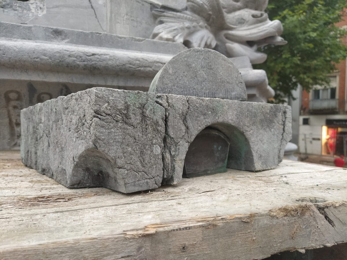 Цинковый сундук в полости камня фонтана