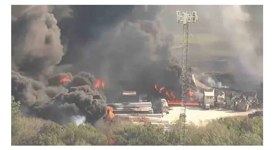 Близлежащие дороги были перекрыты, а частная школа была эвакуирована, поскольку службы экстренного реагирования работали над тушением пожара. 