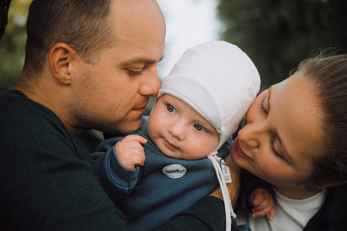 Молодой инвестор в окружении финансовых советников